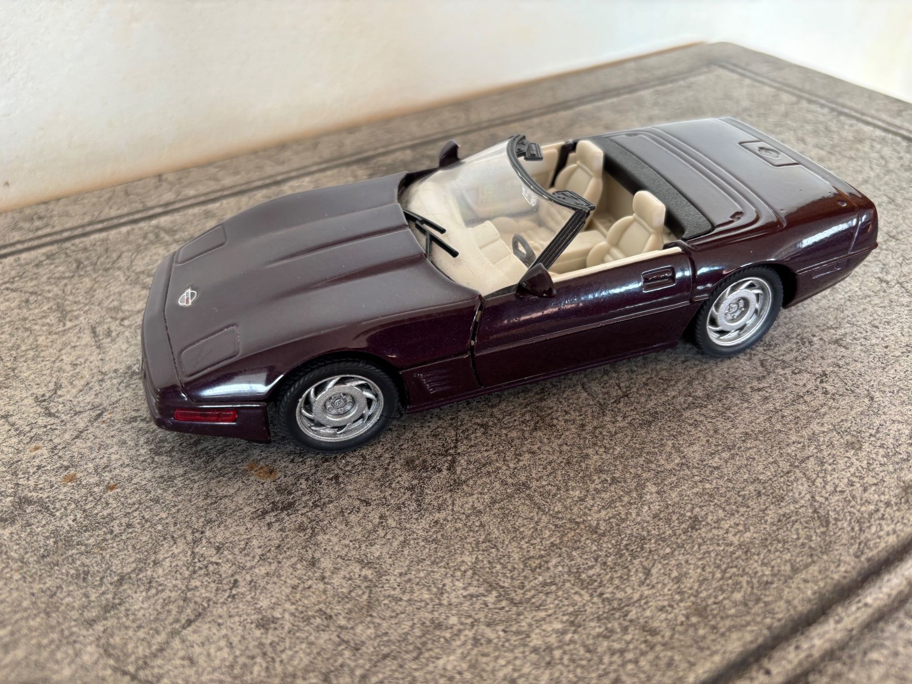 Welly Modellini d'auto: Welly Corvette 1/24 Dunkles violett Nr 9384 – Usato da Balsthal venduto da Uroby