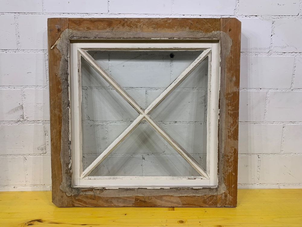 Kleines, altes Holzfenster mit Rahmen und Patina Kaufen auf Ricardo