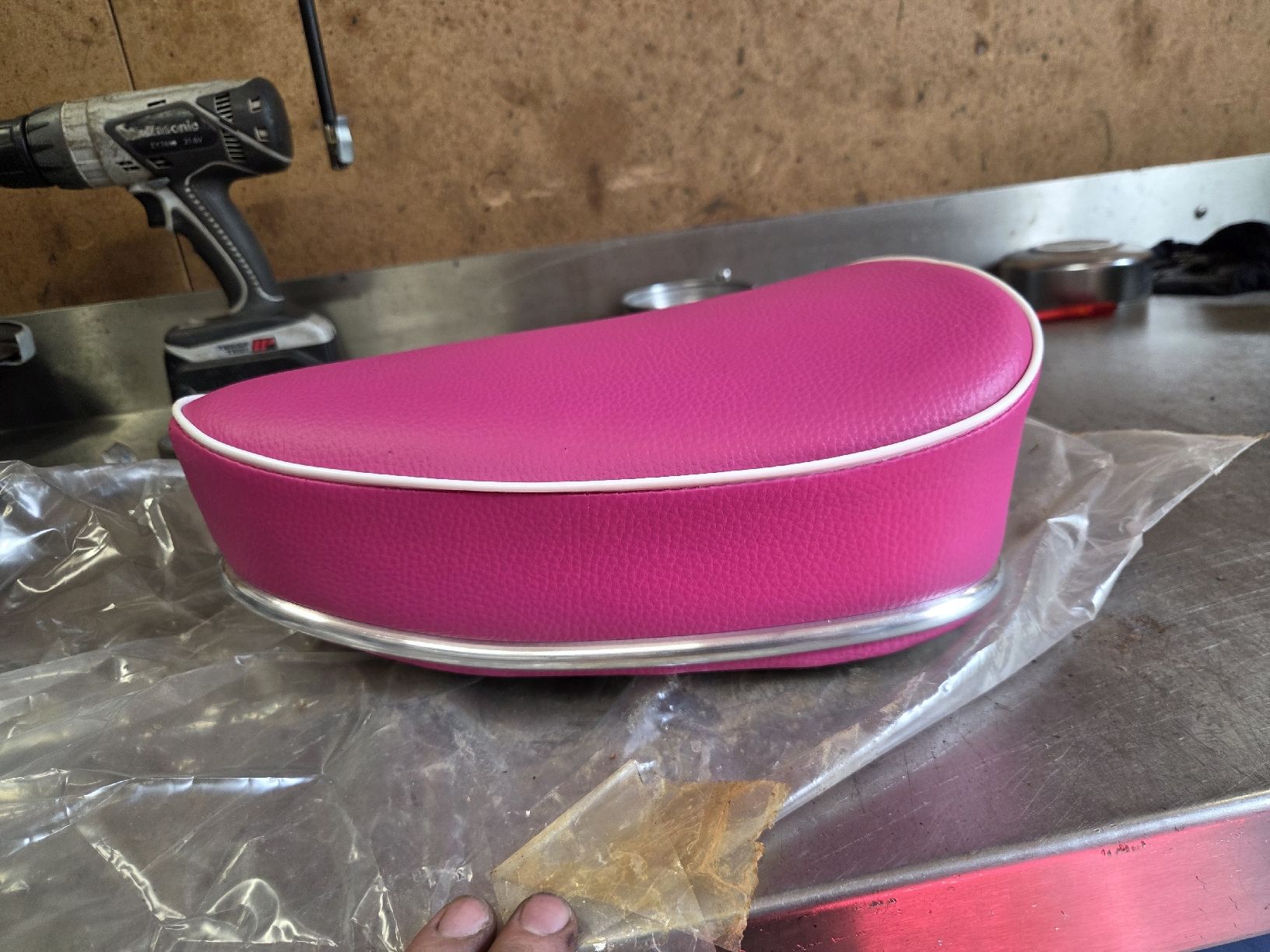 Puch Parti ricambio per ciclomotori: Puch Sachs Sitzbänkli Pink – Nuovo e nell'imballaggio originale da Eichberg venduto da Schmid-Motos 2