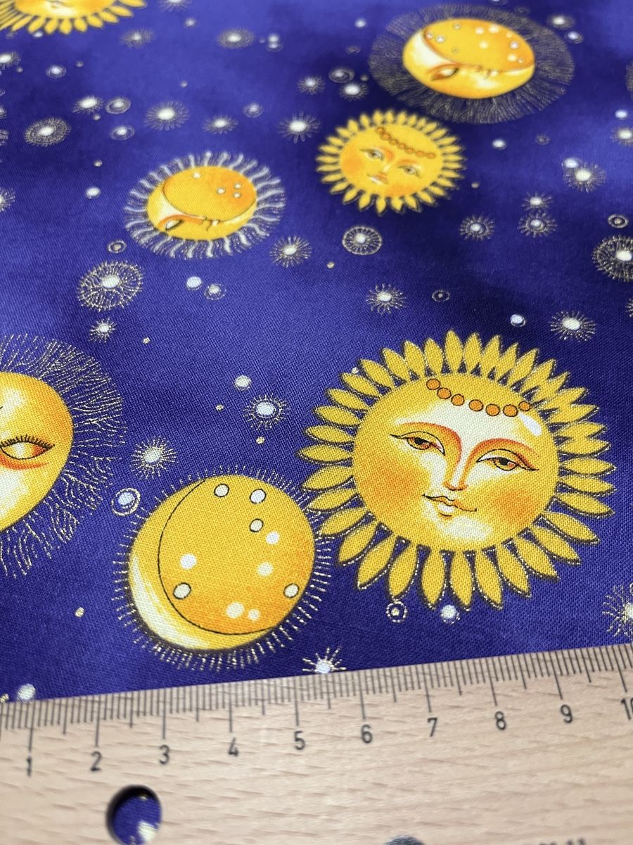 Tessuti: Patchworkstoff Sunne-Mond-Sternli lilatöne-gold-gelb – Nuovo (secondo la descrizione) da Seuzach venduto da KreativmitStoff 2