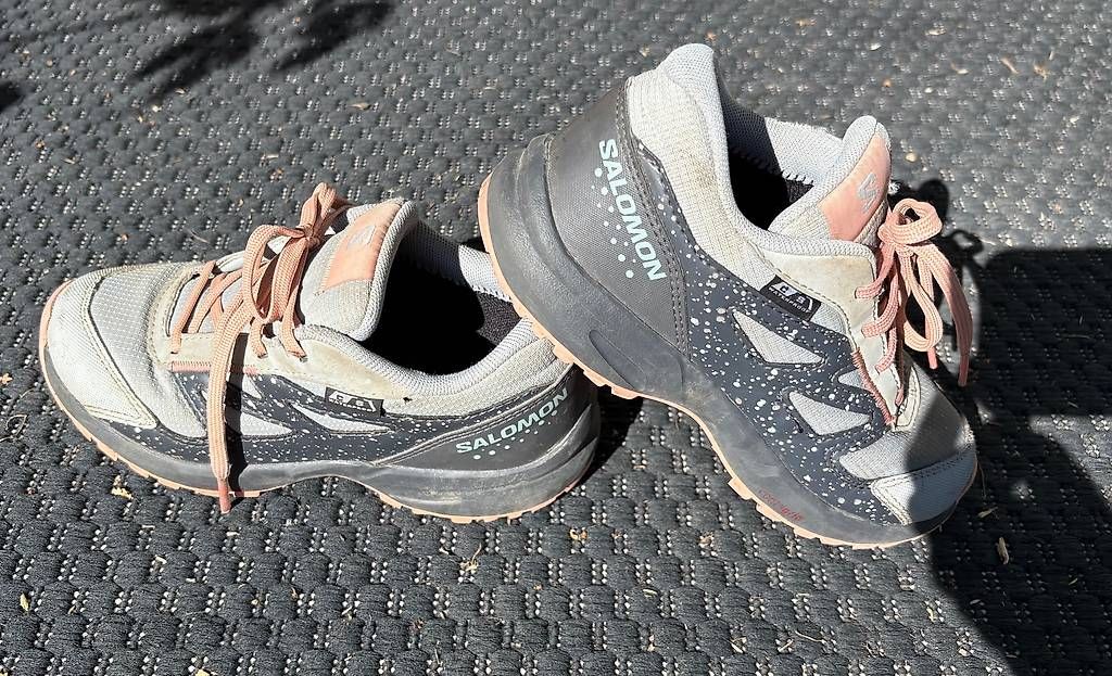 Scarpe per ragazzi: Salomon Kinder Wanderschuhe, Grösse 32 – Usato da Zürich venduto da maple_syrup