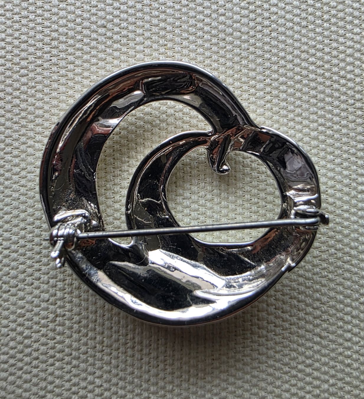Spille & Fermagli: Superbe Broche Argentée / Design Abstrait Moderne – Usato da Cortaillod venduto da Amira_Nad 1