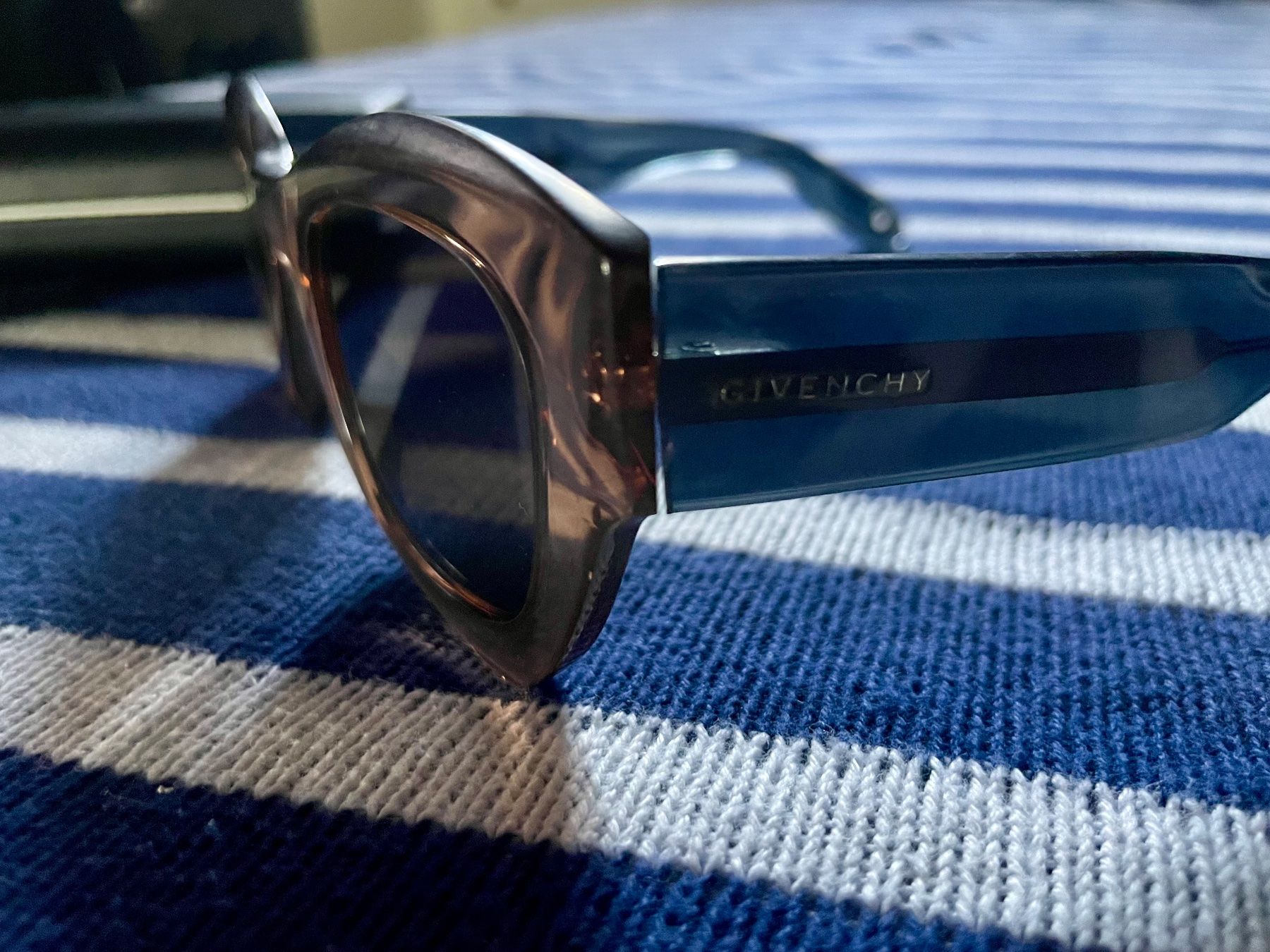 Givenchy Occhiali & Lenti: ikonische sonnenbrille von givenchy – Usato da Rotkreuz venduto da 4evermine 1