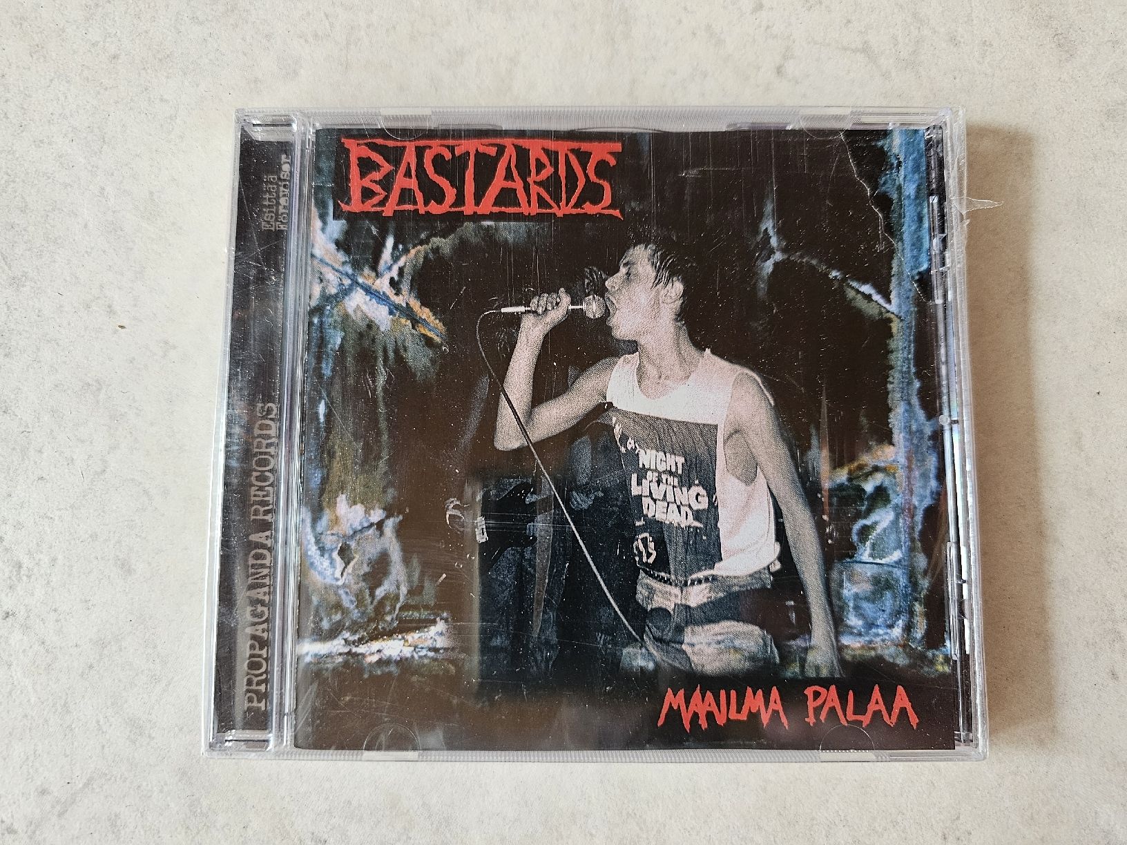 CD: Bastards  -  Maailma Palaa  /  Fabrikneu – Nuovo e nell'imballaggio originale da Schneisingen venduto da backstore24