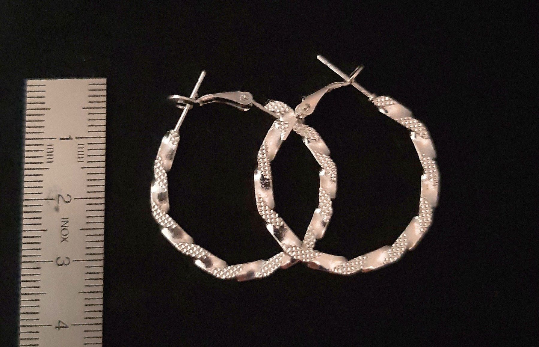 Orecchini pendenti & Orecchini a lobo: Neu versilberte Creolen 32mm mit Schmuckbeutel – Nuovo e nell'imballaggio originale da St. Margarethen TG venduto da Smiley-Face 1