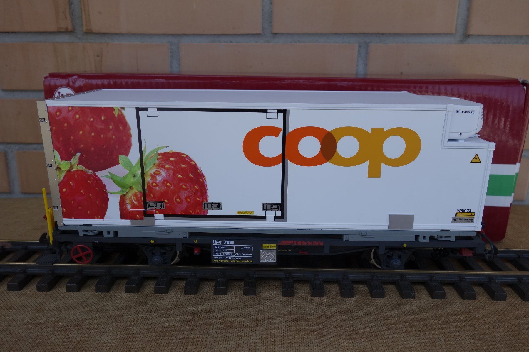 LGB Modelleisenbahnen: Rh.B Containerwagen LGB 45893 Erdbeere selten – Gebraucht aus Kappelen von Somsom02 1