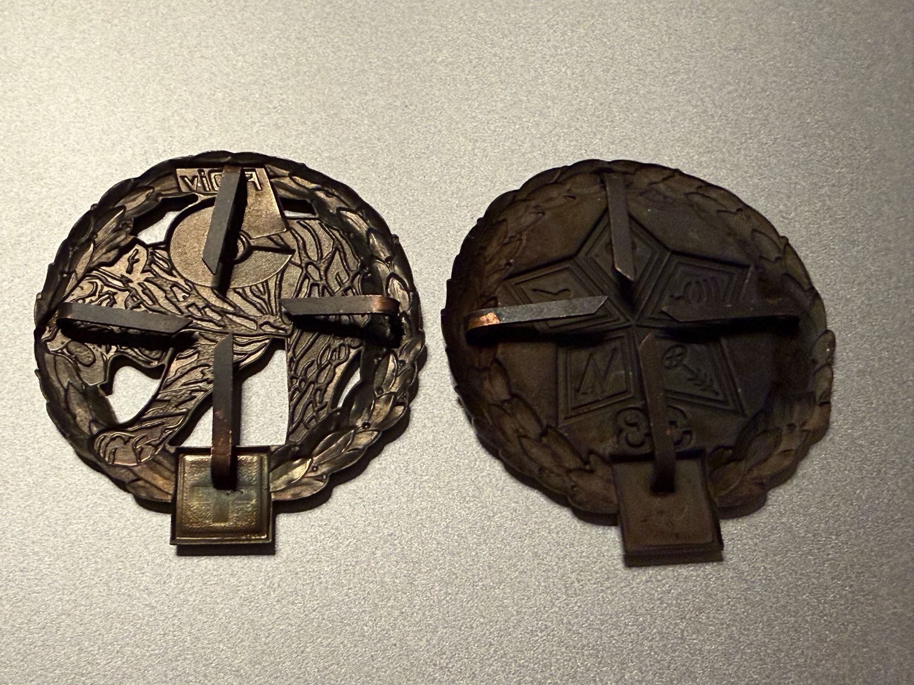 Schweizer Armee Placchette & Badge: 2 Embleme: F Div 5 / FLAB Br 33 - Schweizer Armee – Usato da Brütten venduto da Hst1 1