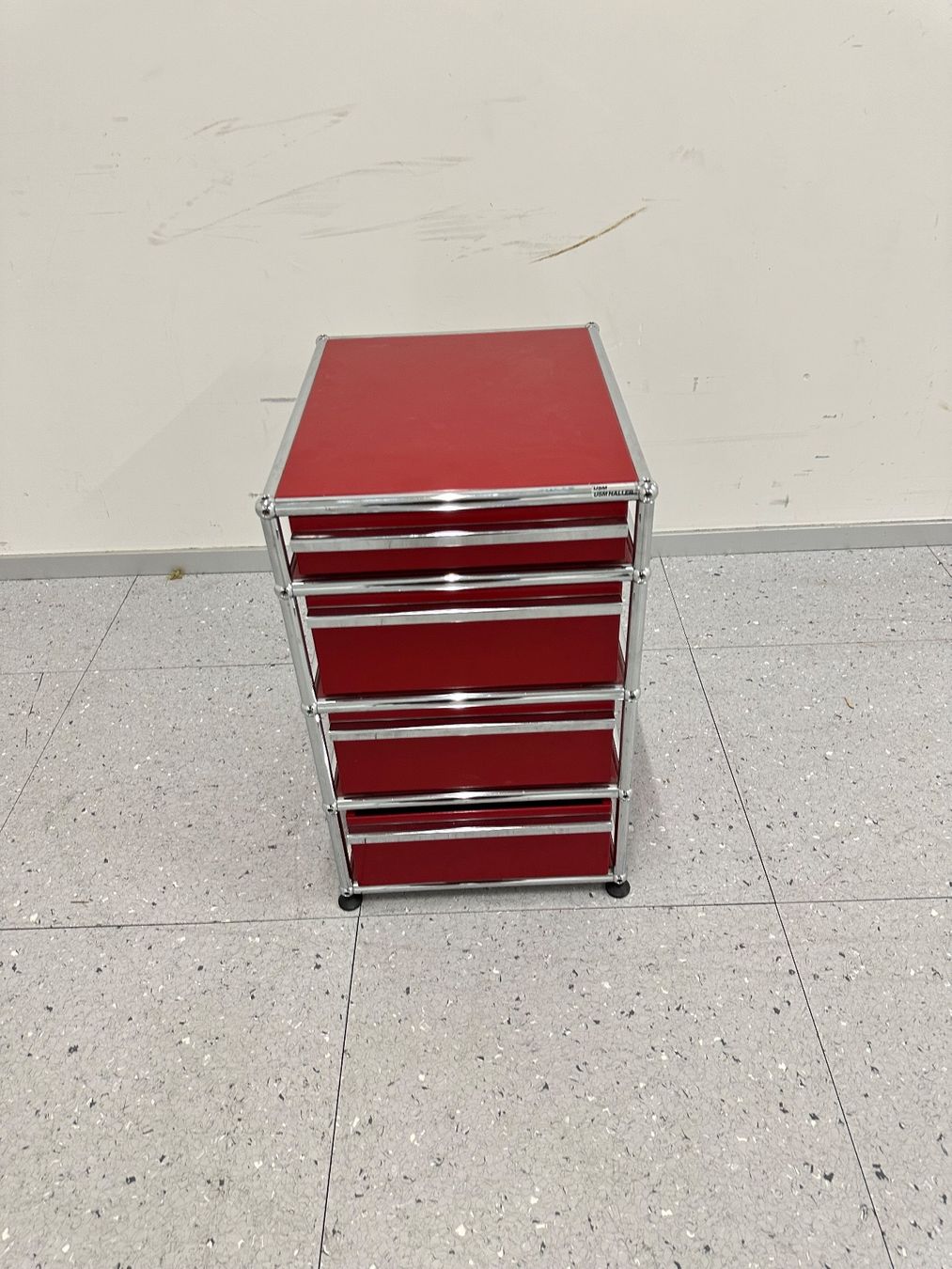 USM Banconi: USM Haller Korpus Rubinrot – Usato da Grenchen venduto da Design-Outlet 3