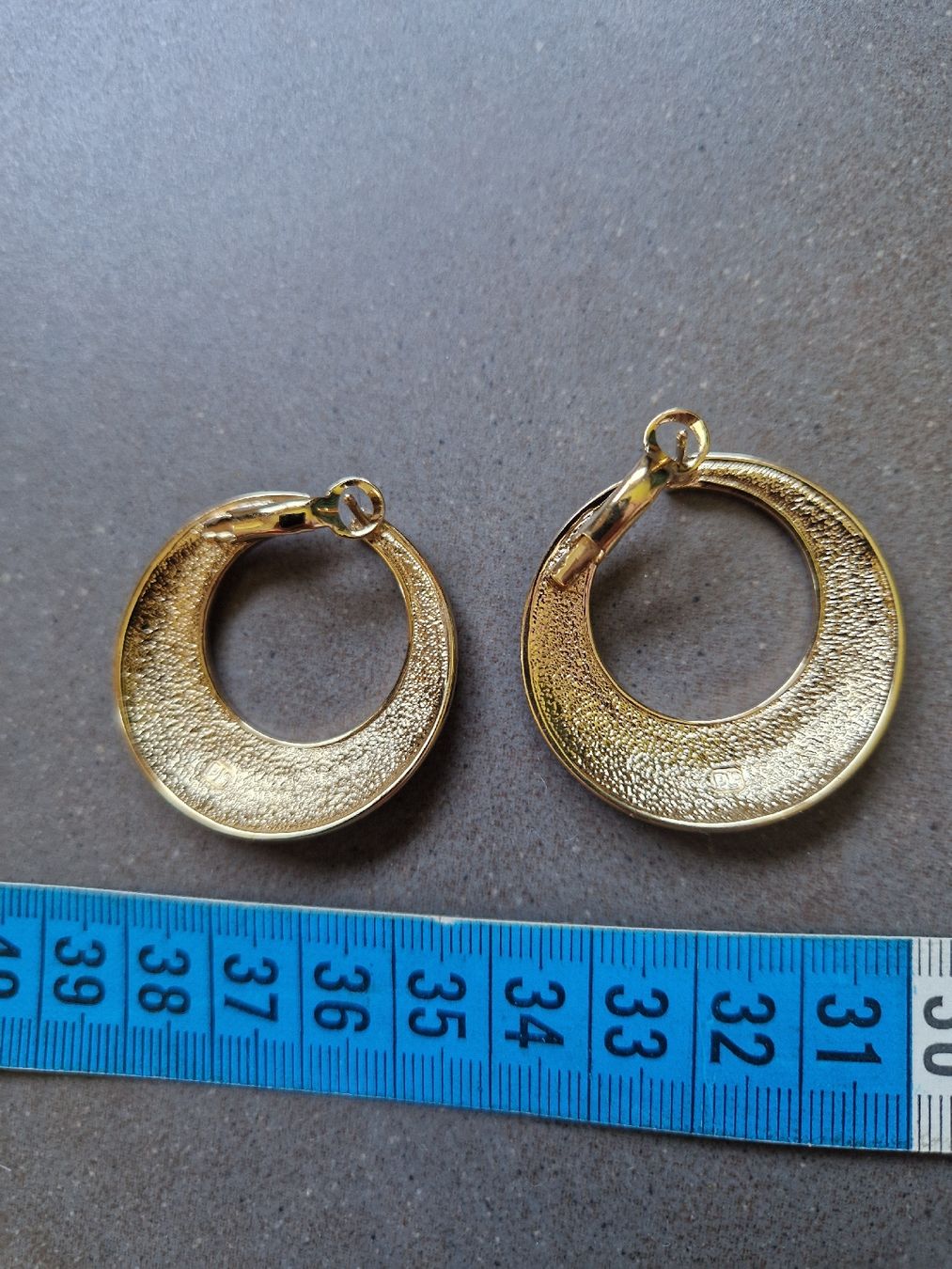 Pierre Lang Orecchini pendenti & Orecchini a lobo: Pierre Lang Creolen Ornament gold – Usato da Lichtensteig venduto da Cocabana_16 3