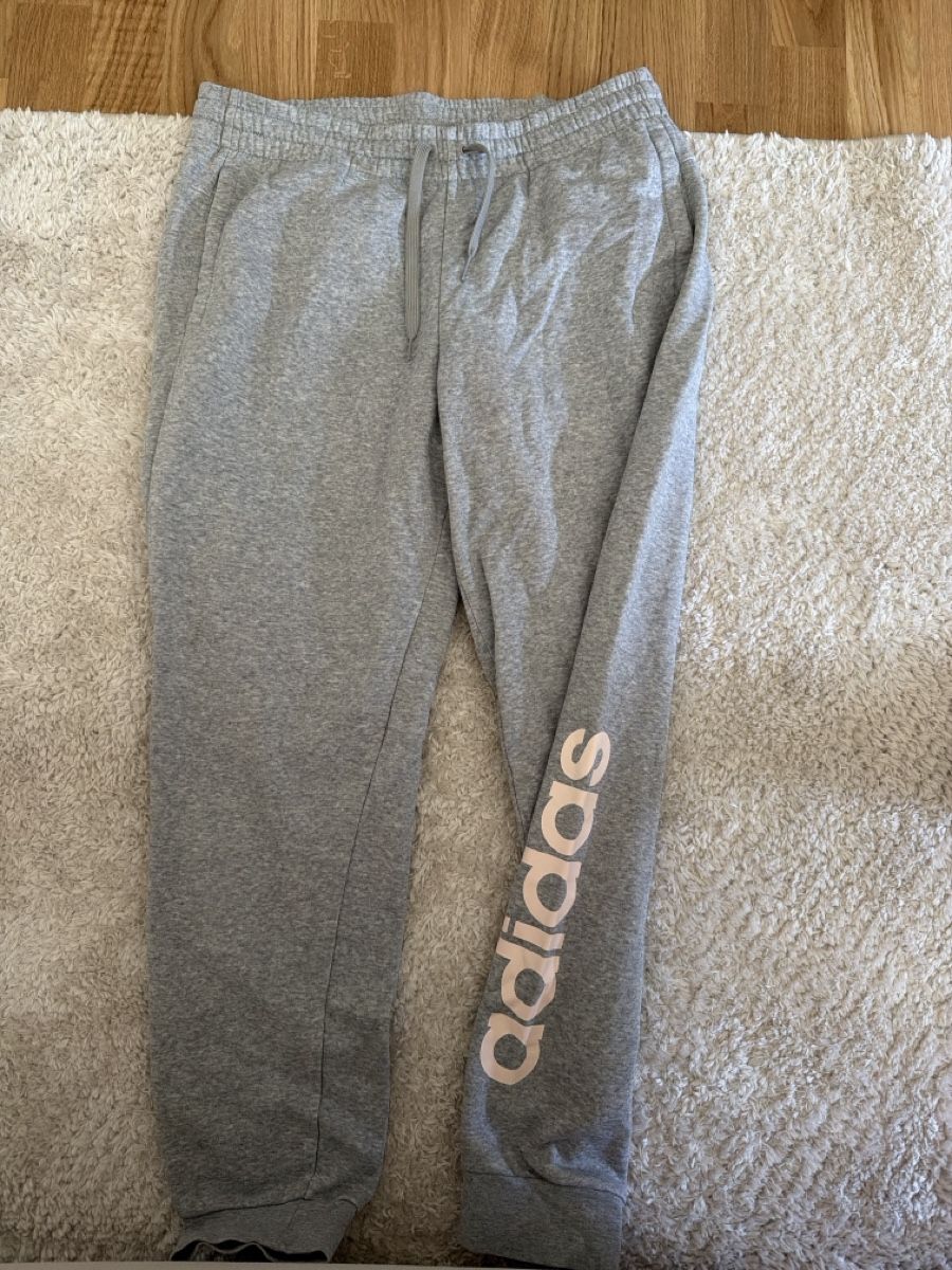 Adidas Pantaloni: Adidas pantalon de jogging gris logo rose – Nuovo (secondo la descrizione) da Genève venduto da car_cq69