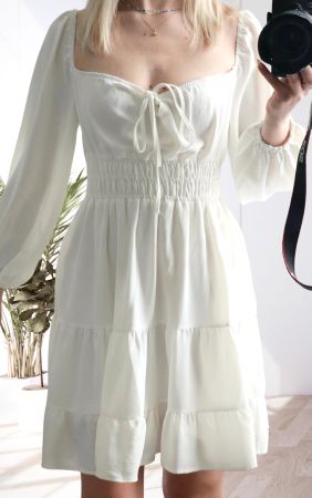 Weisses luftiges Kleid mit langen Ärmeln