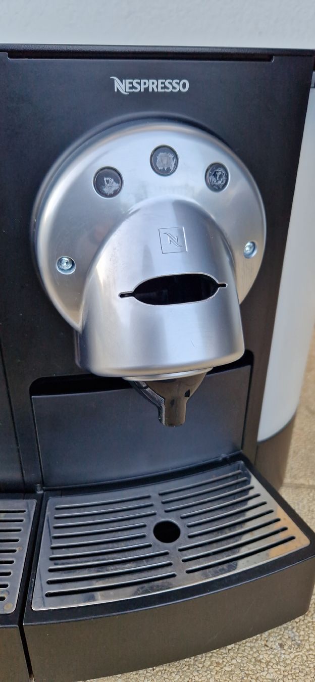 Nespresso Machines à café & Machines à expresso: Machine à café pro/Nespresso GEMINI 200 – Défectueux à St. Ursen par cpi23 4
