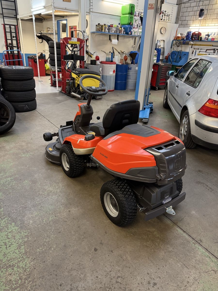 Husqvarna Tagliaerba: Husqvarna 216 AWD Allrad mit Scheeschild – Usato da Brügg BE venduto da Guru73 4