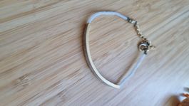 Elegantes Armband mit goldenem Detail für den Sommer.