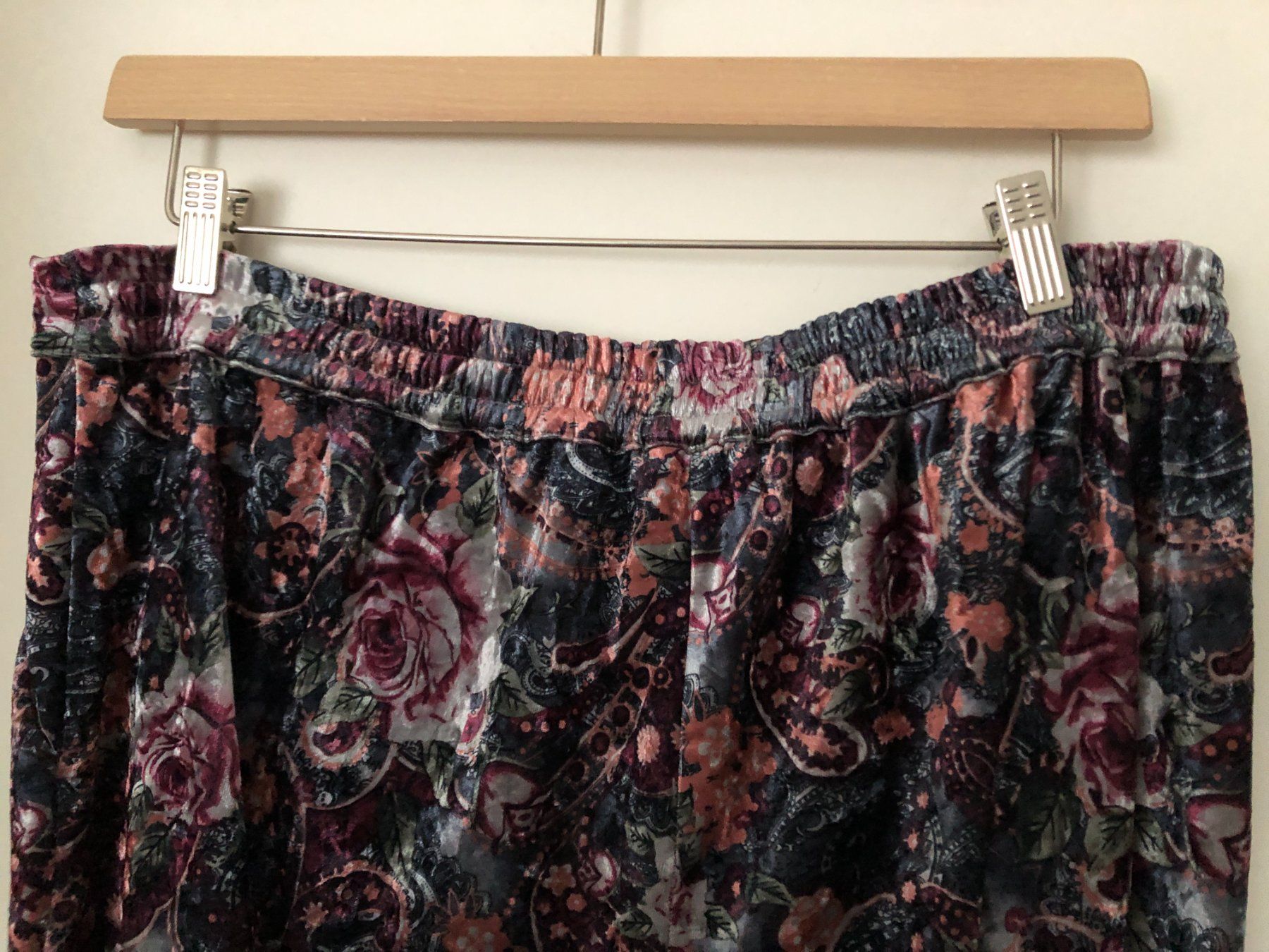 Pantaloni: Samthose mit Blumenmuster, Gr. 44, Herbst/Winter Top! – Usato da Arlesheim venduto da OmnIa55 5