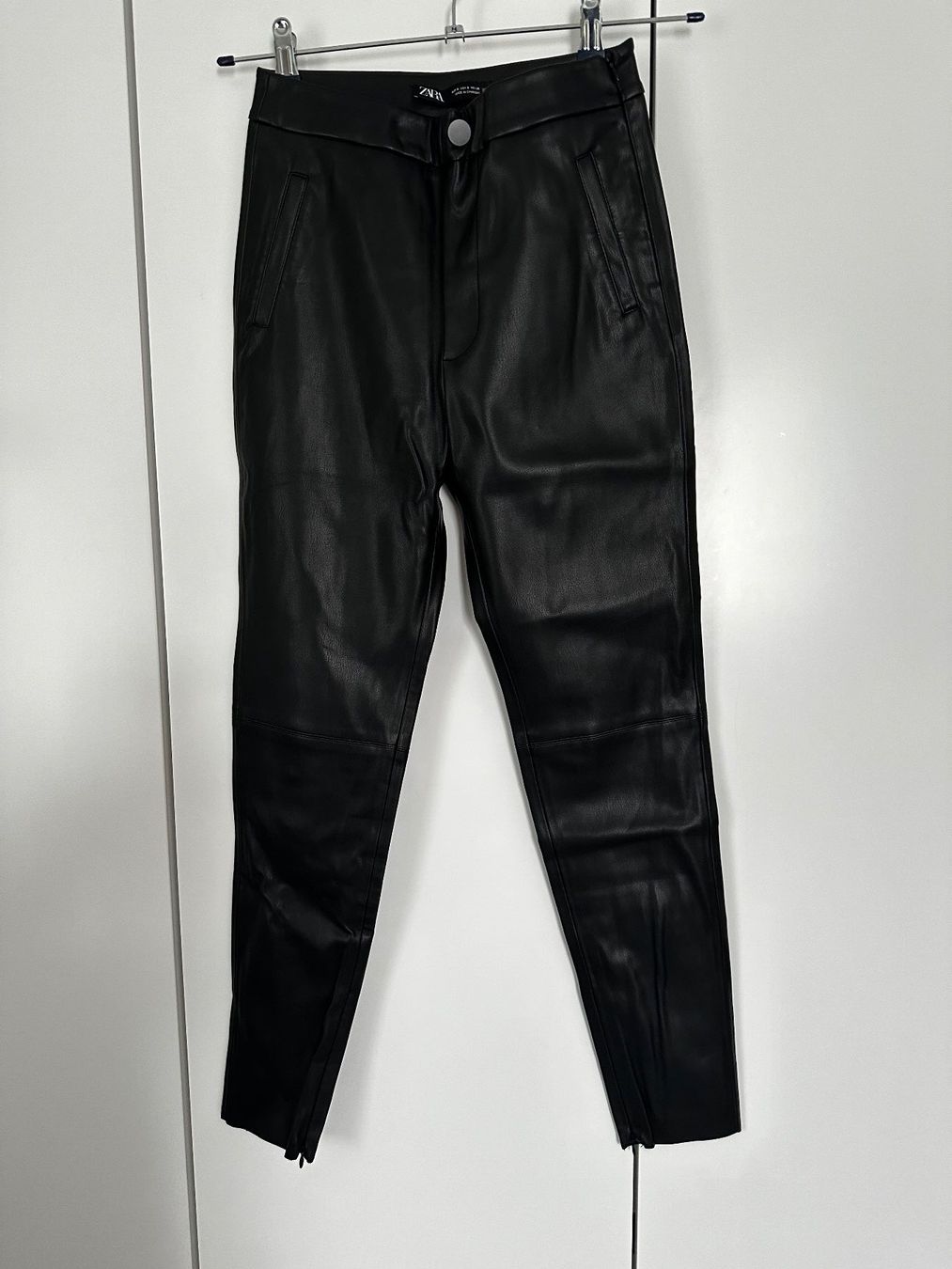 Zara Hosen: Kunstlederhose Zara Grösse S schwarz – Gebraucht aus Wagenhausen von vintagesecondhand