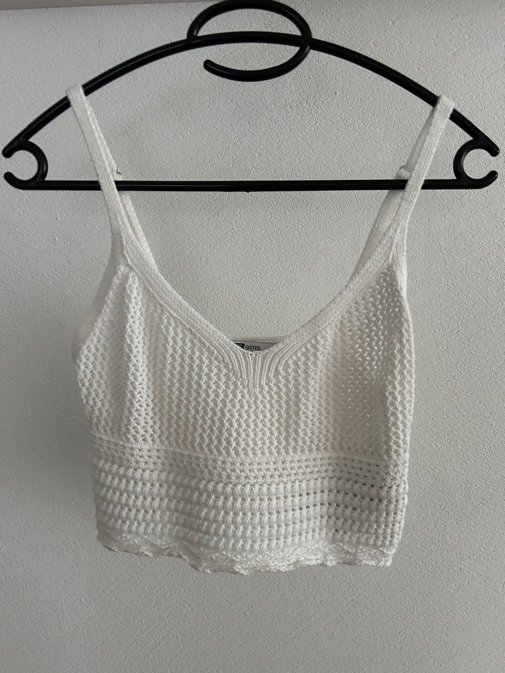 Top: Weisses Strick Crop Top – Usato da Rain venduto da lau_yss2 2