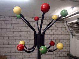 schwarze Stehgarderobe  bunte Holzkugeln