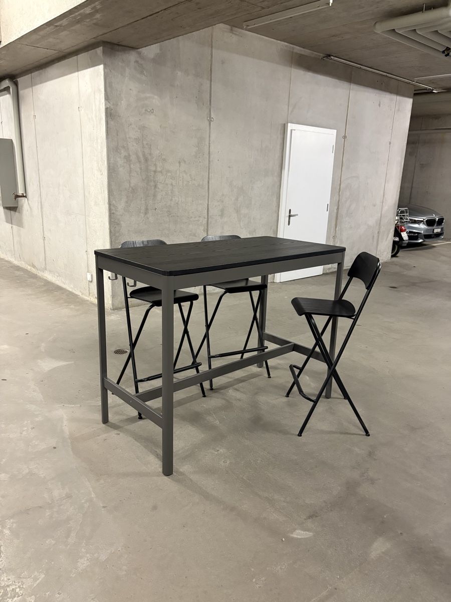 Ikea Set de table et chaises: Table haute avec chaise de bar – D'occasion à Sion par -Guillaume-