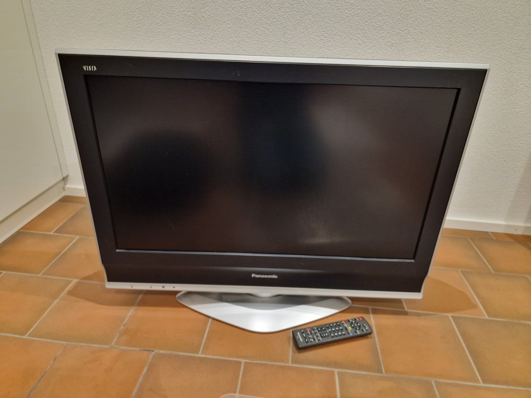 Panasonic Fernseher: Panasonic TX-D32LF72F LCD Fernseher – Defekt aus Buchrain von Sssschaller