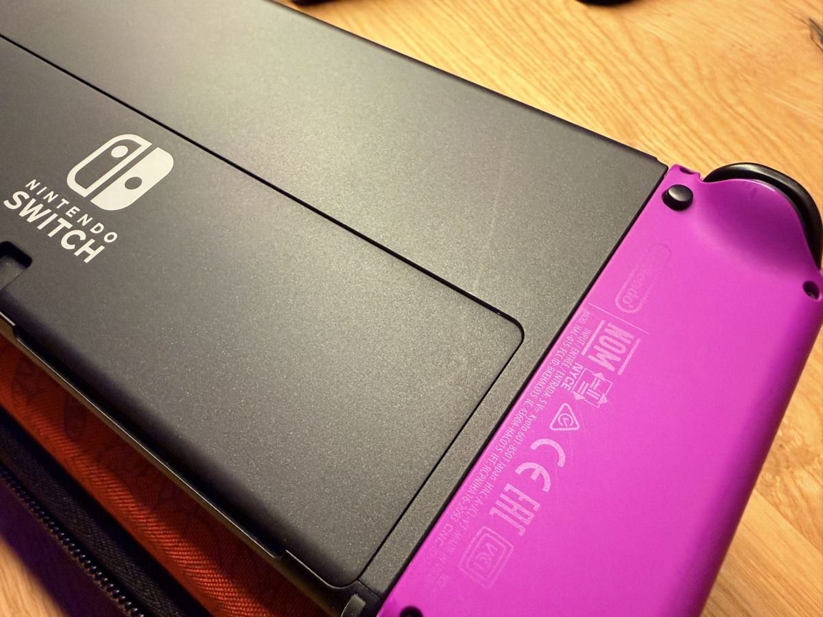 Nintendo Konsolen: Nintendo Switch OLED mit Zubehör – Gebraucht aus Neuhausen am Rheinfall von K.Sonderer 3