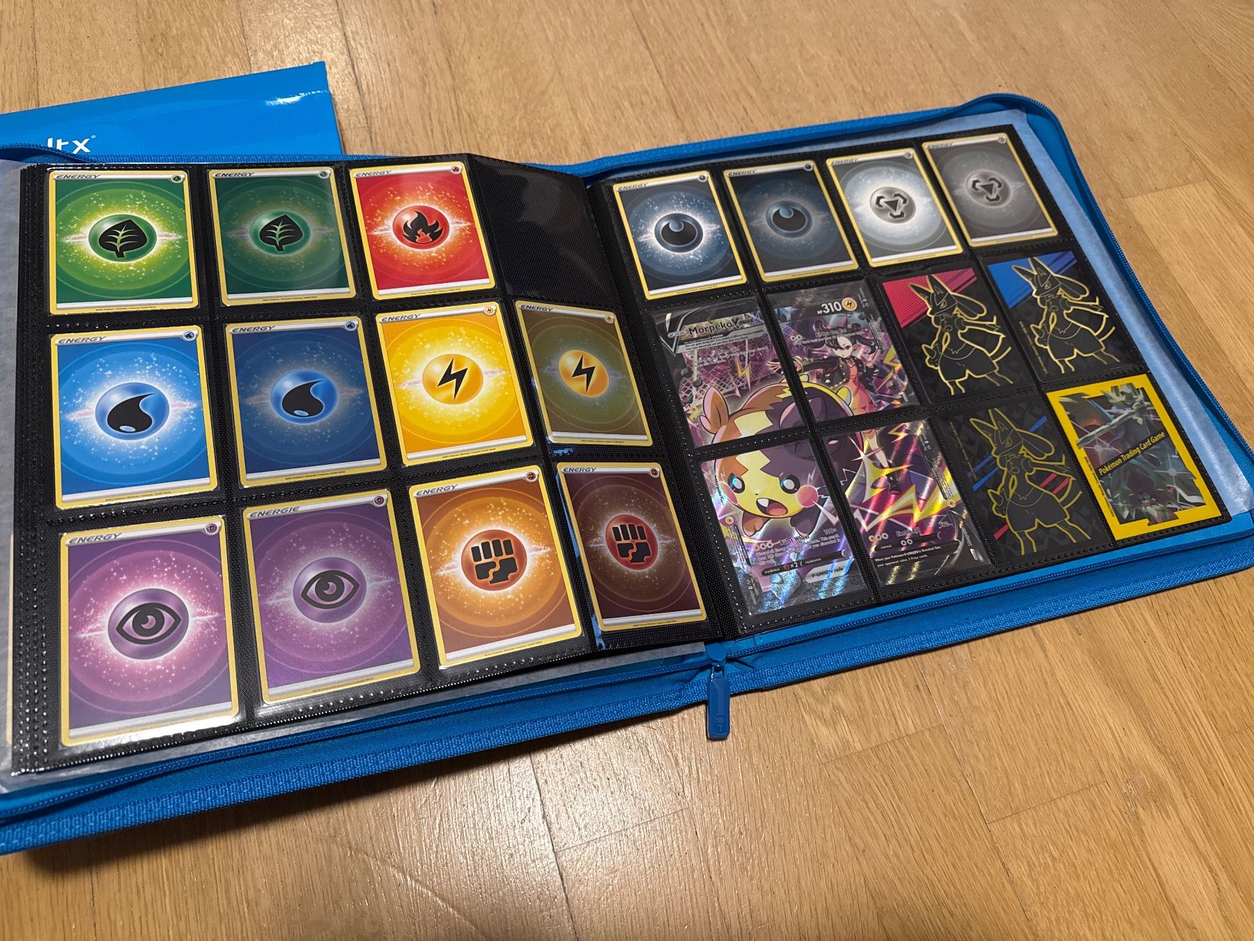 Pokémon Ordner: Vault X Exo-Tec Zip Binder Neon Blue 12-Pocket – Neu und originalverpackt aus Villars-Bramard von dadesc 5