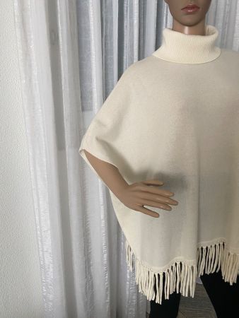 Perfekter Auftritt - zeitloser Pullover-Poncho von MADELEINE