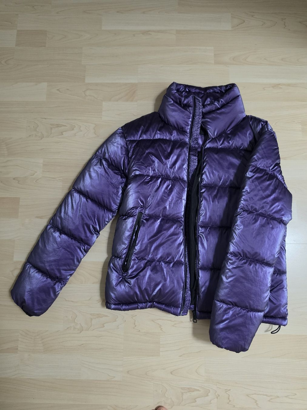 Giacche: violette glänzende Winterjacke gr.36 – Usato da Würenlos venduto da Nigginiggi