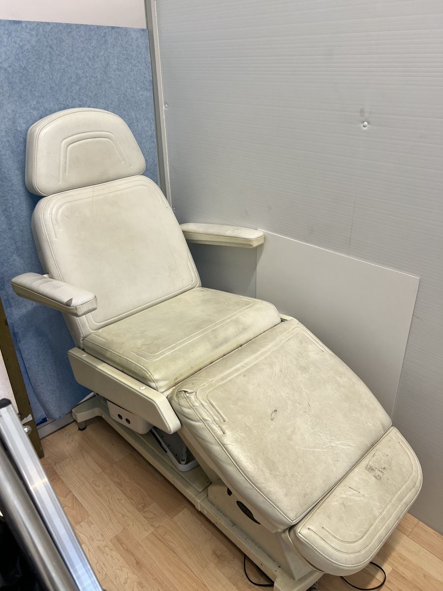 Lettini & sedie per cosmetici: Kosmetikliege Behandlungsstuhl Creme - – Usato da Dällikon venduto da AutomobileMastroGmbH 4