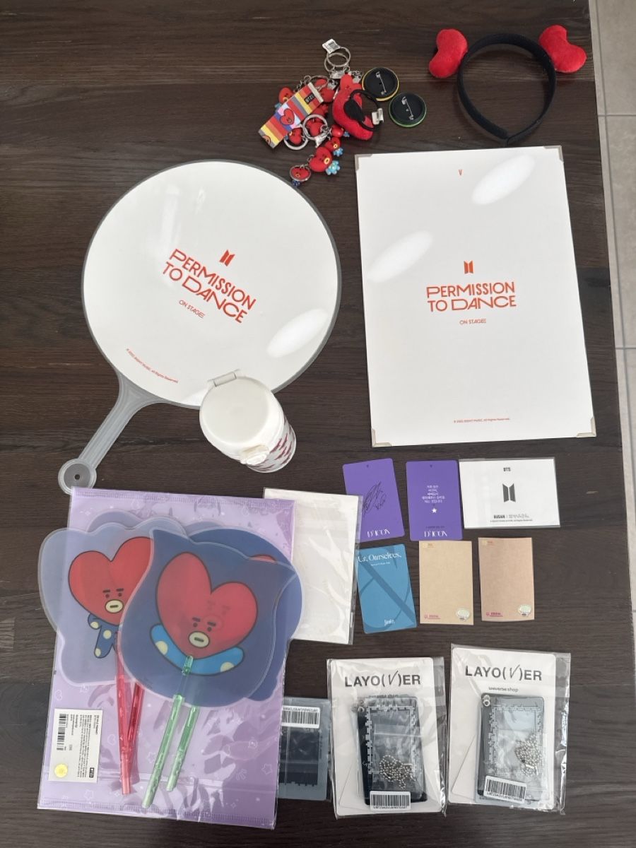 Foto & Immagini: BTS V Fanartikel Set gemischt – Usato da Menziken venduto da Swisstrusting 1