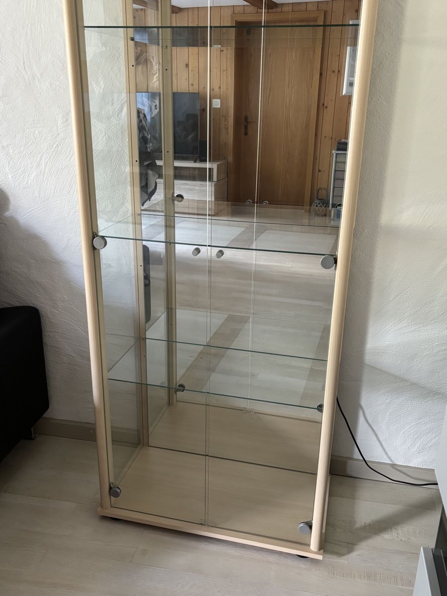 Vetrine: Vitrinenschrank, Glasvitrine, Beleuchtung, Buche hell. – Usato da Bönigen venduto da muehli302 2