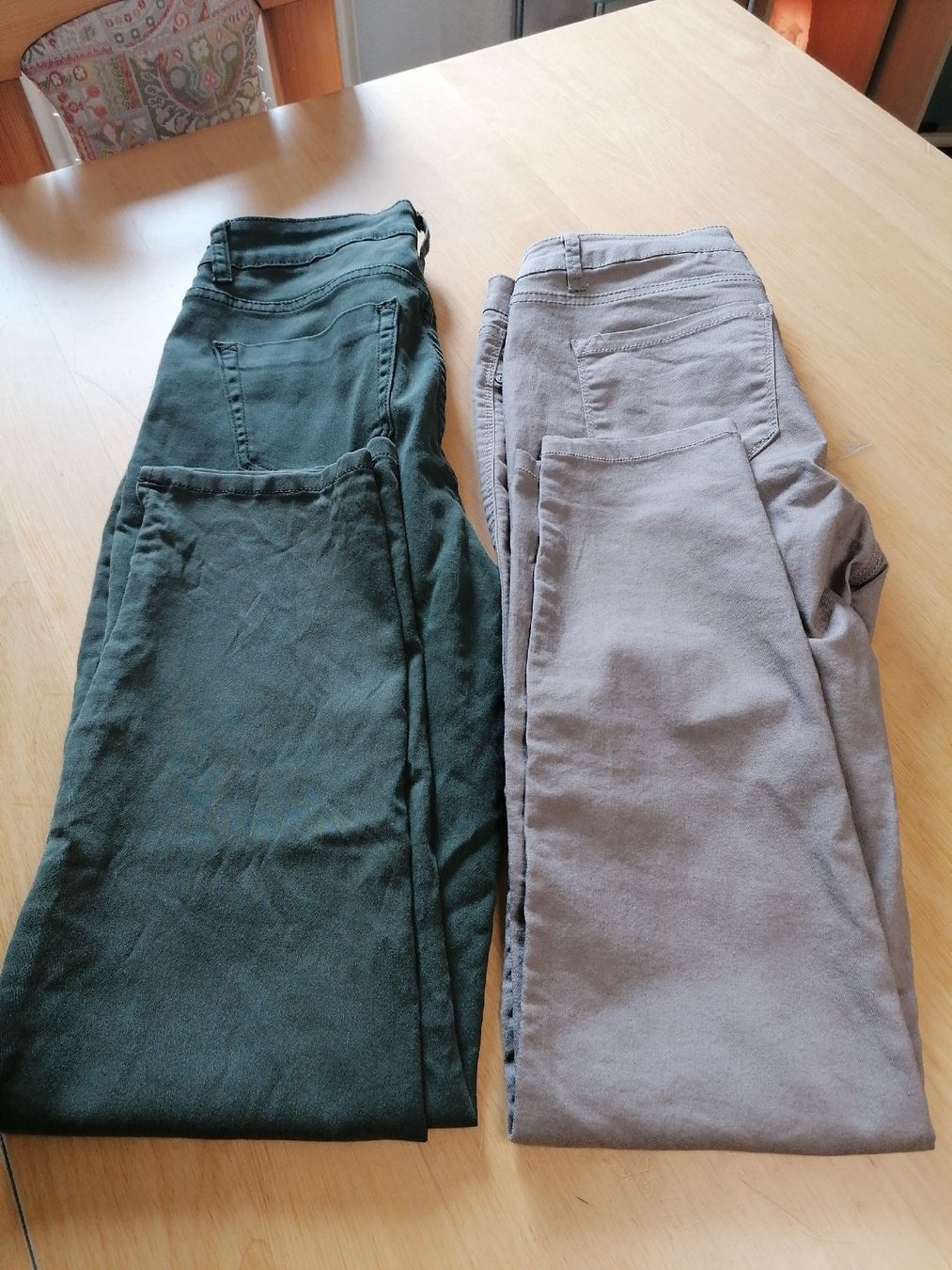 Pantaloni: Lot de 2 pantalons, taille M – Usato da Vicques venduto da Dauphine 1