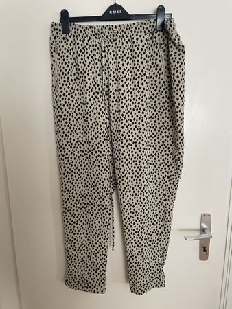 Sommerhose beige Muster mit goldenen Details Cortefiel XXL