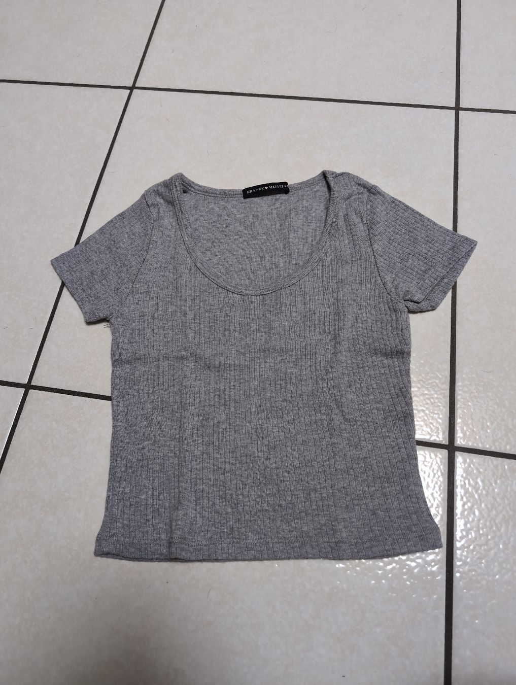 Brandy Melville T-shirt: top brandy melville – Nuovo (secondo la descrizione) da S. Pietro venduto da van_2826
