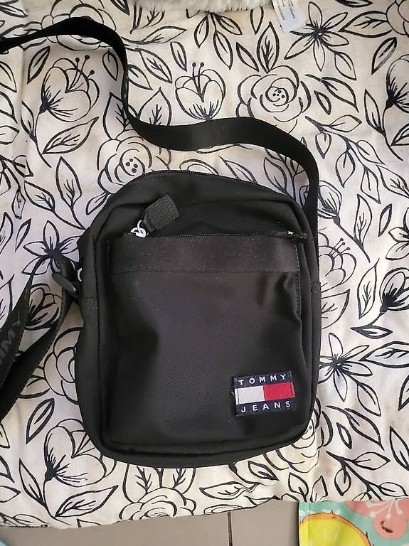 Sacs: Sacoche homme tommy jeans – D'occasion à Courtepin par geindre