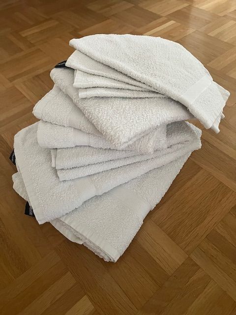 Badetücher: Frottierwäsche 13 - teilig, weiss – Gebraucht aus Walenstadt von  2