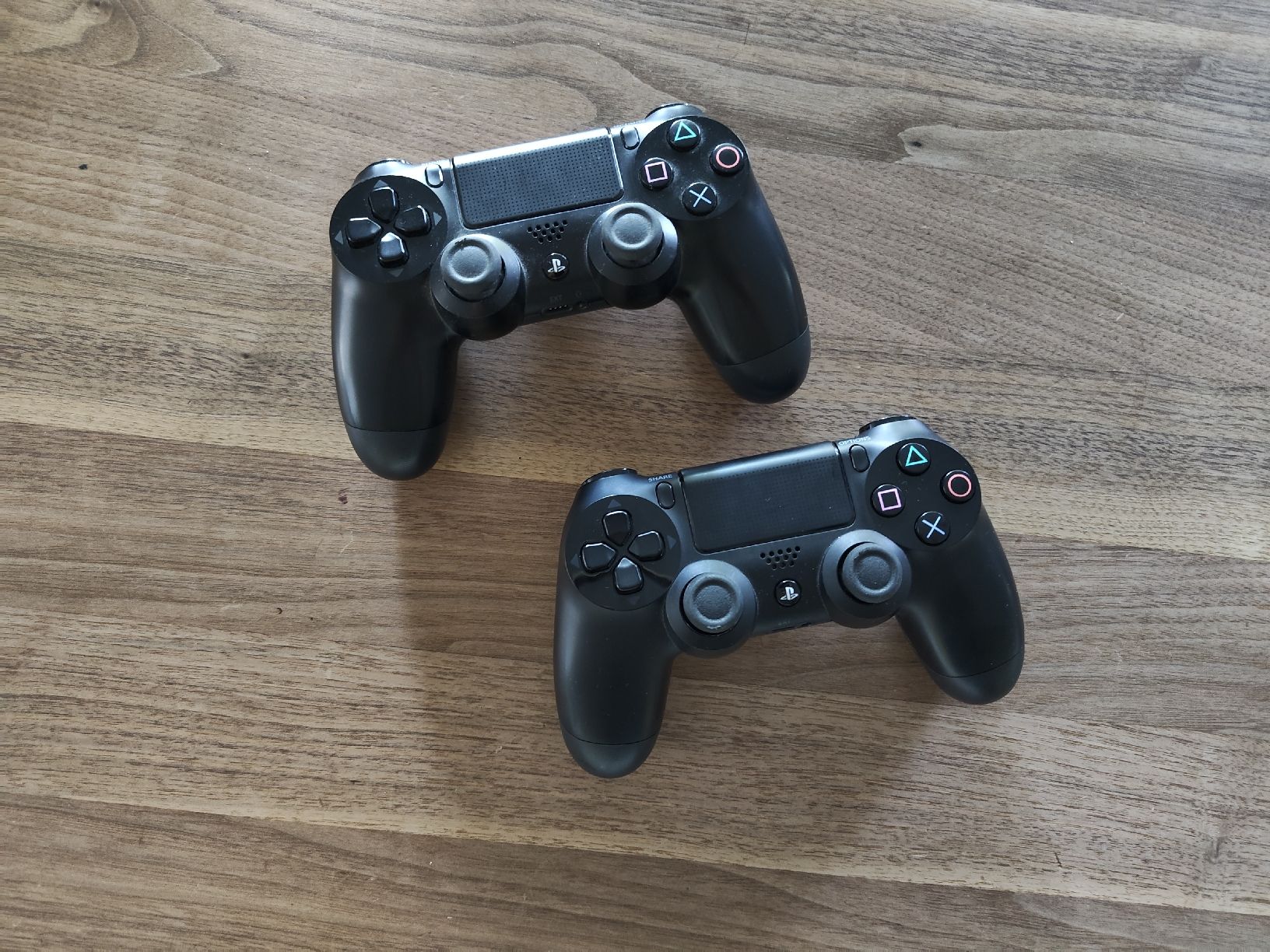 Sony Console: Playstation 4 inkl. 2 Controller & Games – Usato da Hüniken venduto da Satoshi.Nakamoto 5