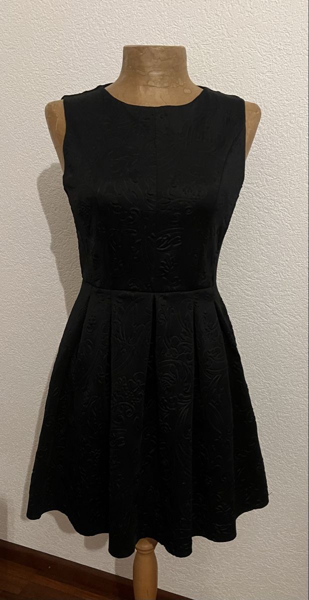 Robes: Robe de cocktail Rinascimento – D'occasion à St-Pierre-Clages par ste_xk6p