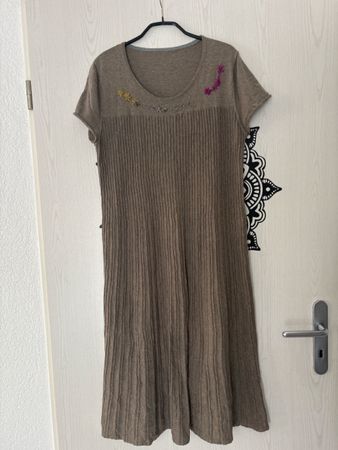 Nile Kleid braun gerippt mit Stickerei Grösse 40/42