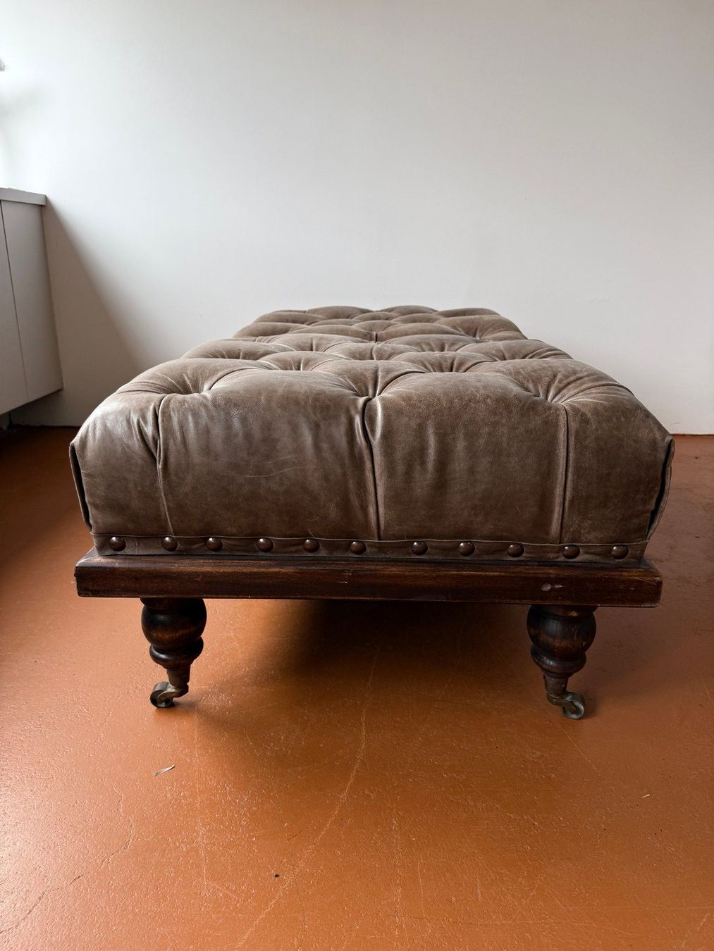 Hocker: Vintage Leder-Pouf-Hocker auf Rollen – Gebraucht aus Basel von mat_nj5b 4