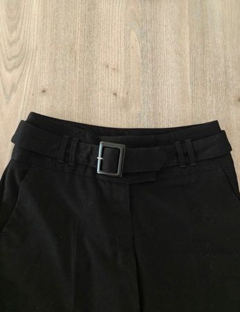 Schwarze Hose mit Gürtel, Grösse 36, Top Zustand!