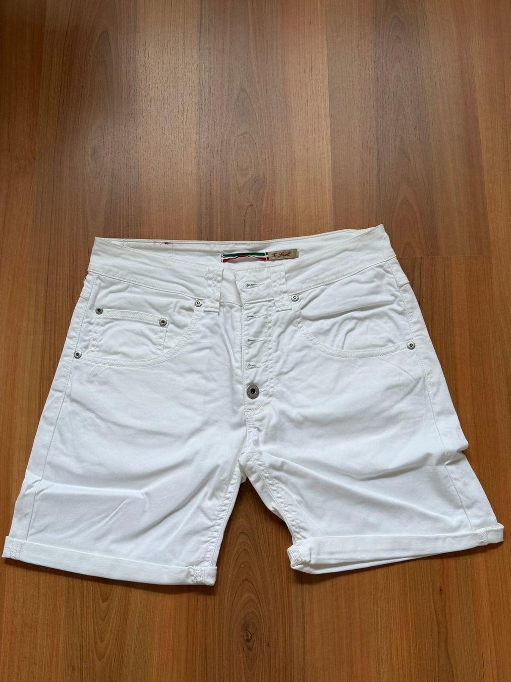 Please Jeans Pantaloni: Shorts von Please – Usato da Burgdorf venduto da Bizeli