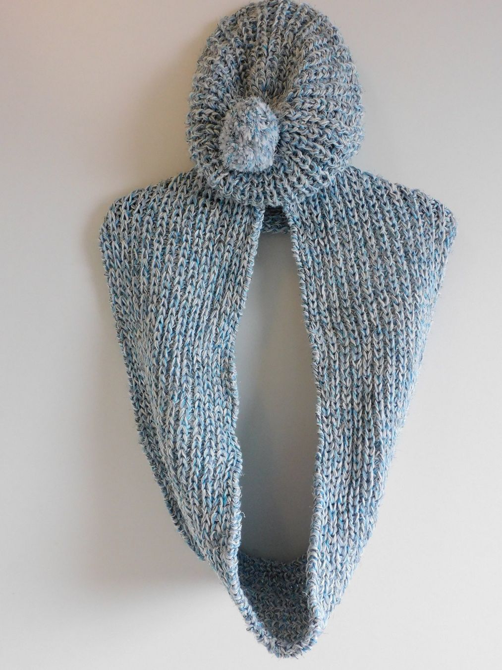 Hüte, Mützen & Caps: Selbstgestrickte Mütze& dazu passender Loopschal, hell blau – Neu und originalverpackt aus Walzenhausen von INROK
