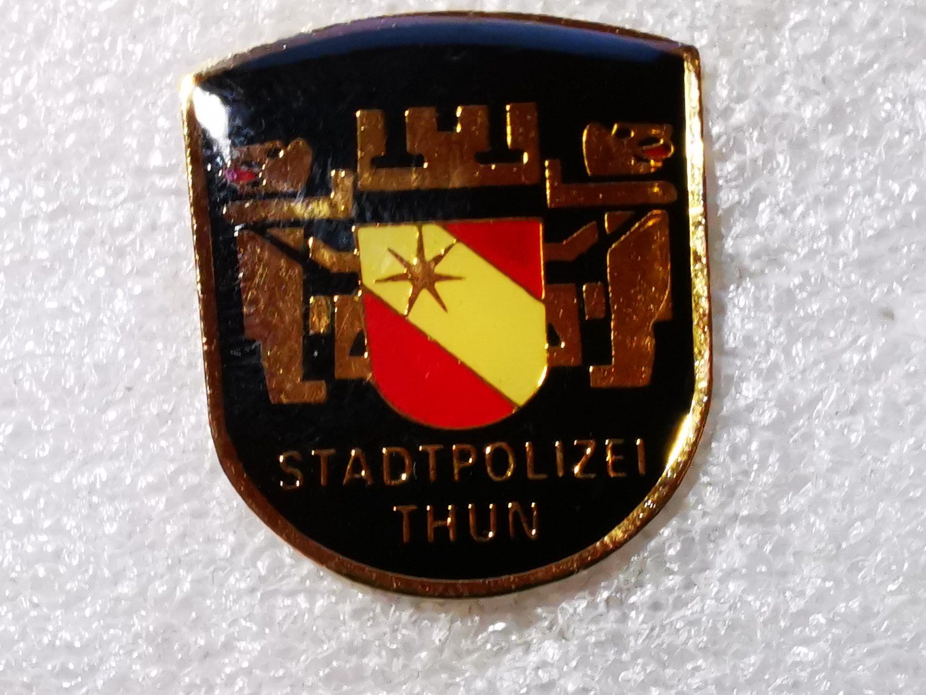Plaketten & Abzeichen: Ansteckpin 69: Stadtpolizei Thun – Gebraucht aus Oppligen von Pin-Fall-Shop