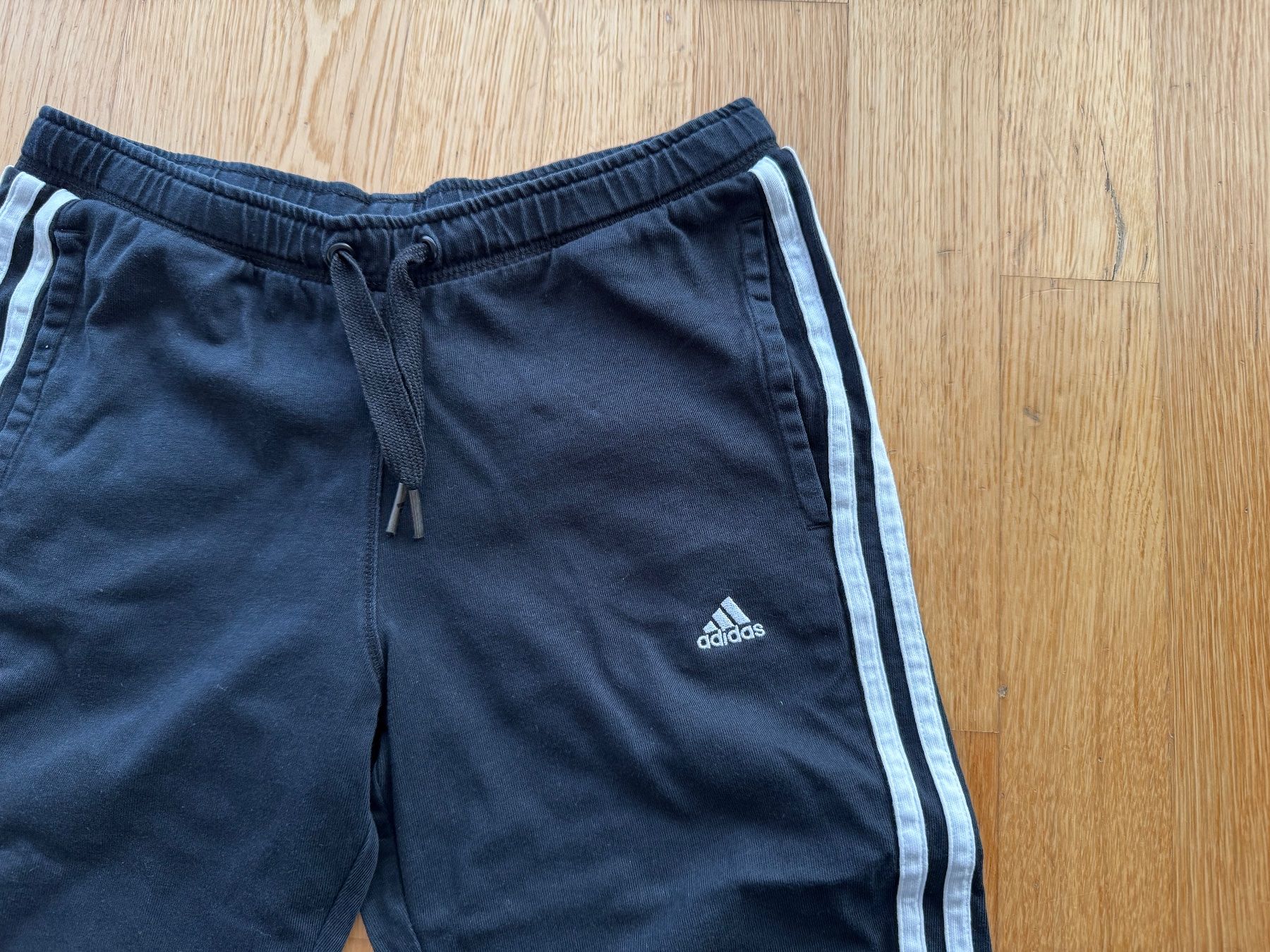 Adidas Pantaloni: Neuwertige Adidas Trainings-Short's Gr.152 – Nuovo (secondo la descrizione) da Bettlach venduto da Tradenet100 2
