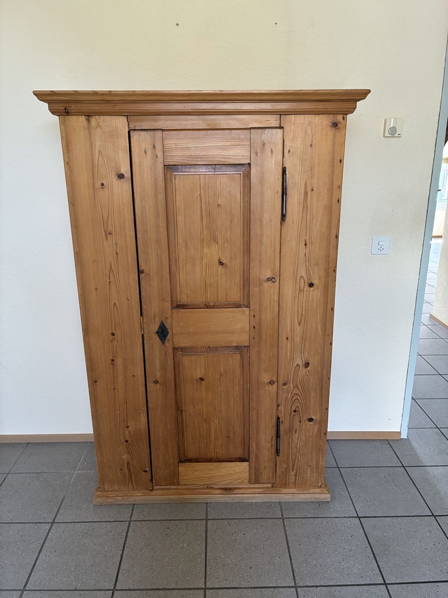 Armadi: Antiker Tannenholz Schrank – Usato da Ranflüh venduto da SwR_E19