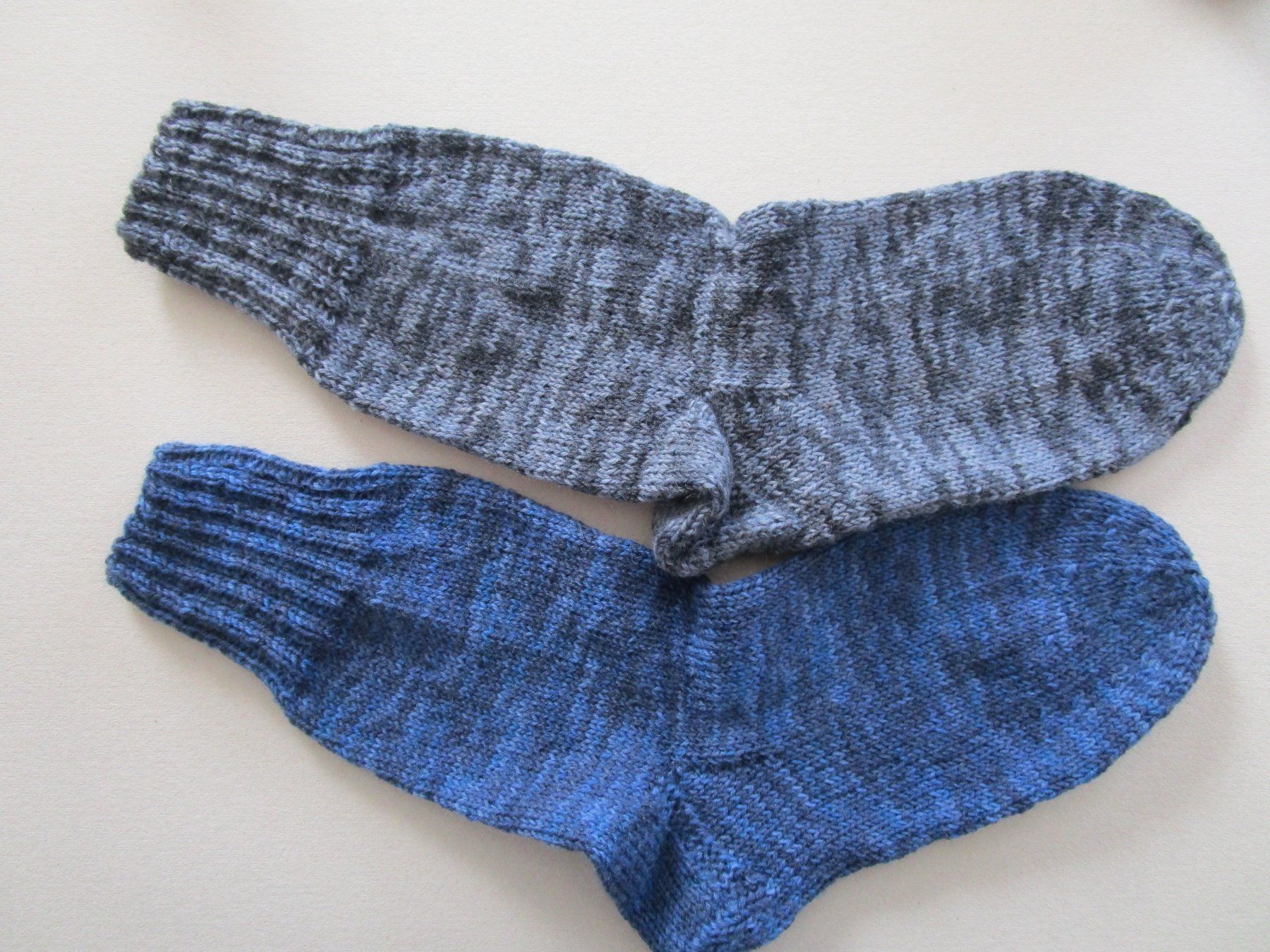 Calze: handgestrickte Socken Gr. 43, 2 Paar – Nuovo (secondo la descrizione) da Ursenbach venduto da gruenblau
