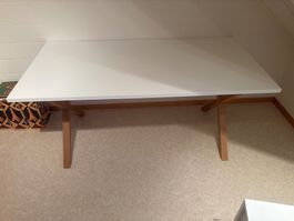 Tisch weiss mit Holzbeinen in X-Form gebraucht