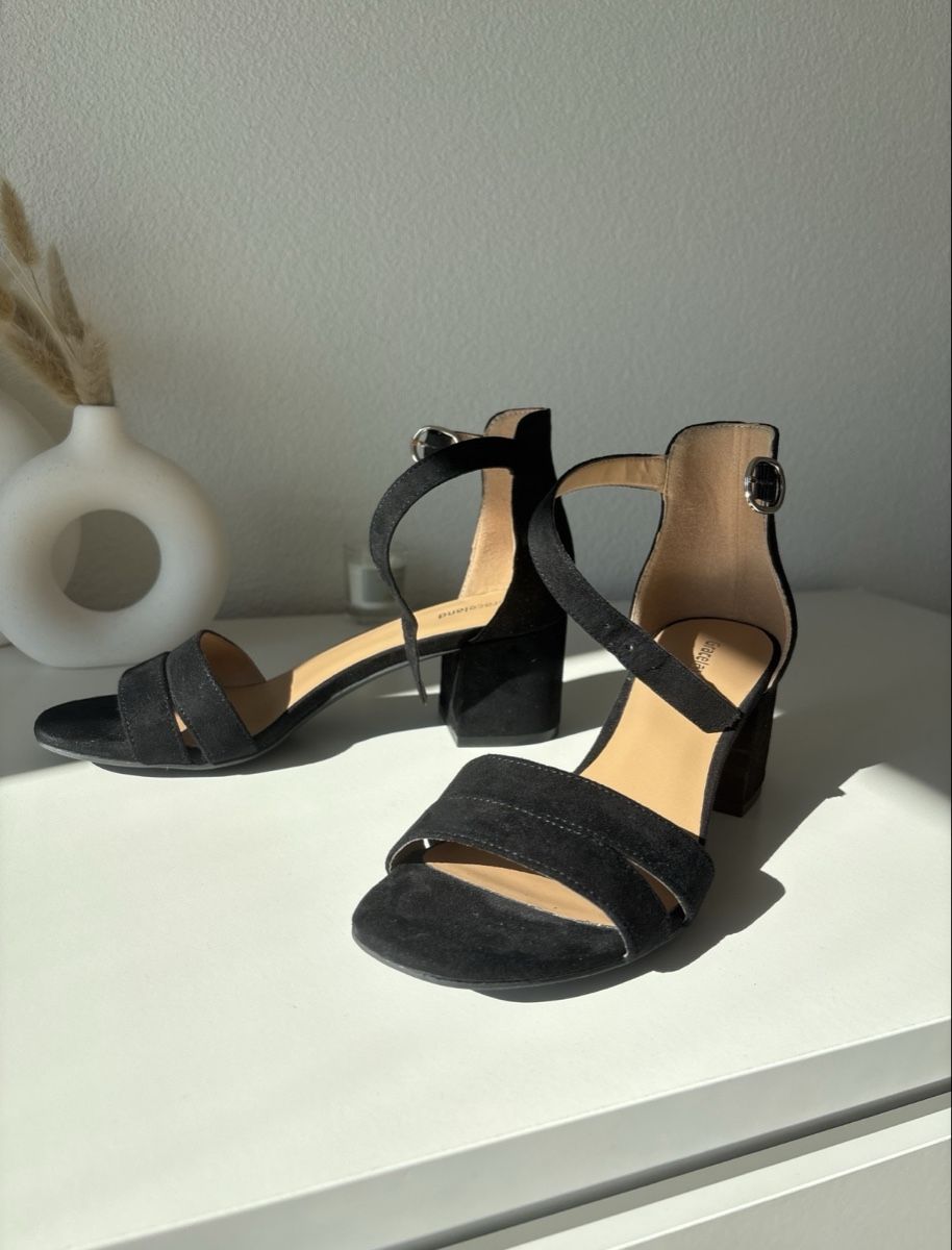 Damenschuhe: SCHWARZE RIEMCHENSANDALEN MIT ABSATZ – Neu (gemäss Beschreibung) aus Lengwil von lin_vt8r