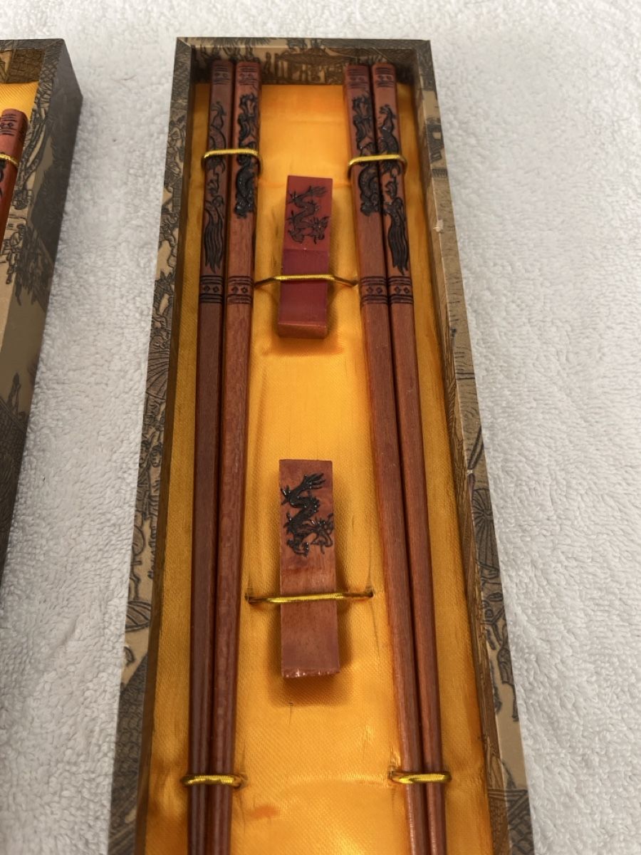 Couverts: 2x Essstäbchen Set mit Drachenmotiv neu – Neuf avec emballage d'origine à Gockhausen par London95 2